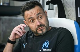 Marseille coach Roberto De Zerbi looks on during his team's game against Paris FC on Saturday