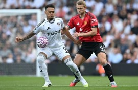 Manchester United defender Matthijs de Ligt (R)