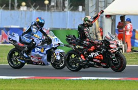 Aprilia Racing team's Italian MotoGP rider Marco Bezzecchi (R) celebrates after winning the San Marino Moto GP Sprint Race