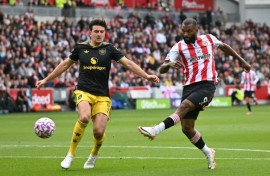 Brentford's Igor Thiago (R) shoots to score against Manchester United