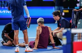 Carlos Alcaraz gets medical attention in Tokyo