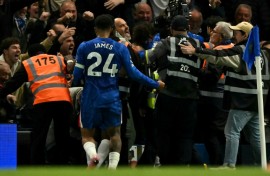 Chelsea's Italian head coach Enzo Maresca celebrated with his players after their winning goal against Liverpool