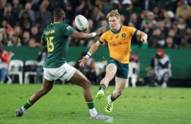 Australia's loose forward Nick Champion de Crespigny (R) in action against South Africa