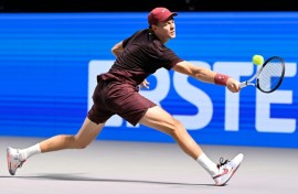 Jannik Sinner at full stretch in Vienna