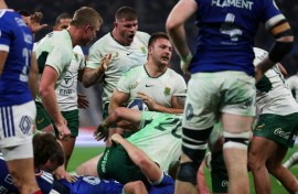 Andre Esterhuizen (C) celebrates after scoring SOuth Africa's second try at the Stade de France