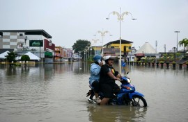 Floods have hit eight states in Malaysia, with more rain forecast