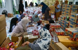 People prepare food aid packages for flood-affected residents in Thailand's southern province of Narathiwat