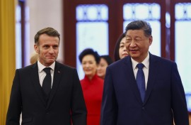 China's President Xi Jinping (R) and France's President Emmanuel Macron attend a welcome ceremony at the Great Hall of the People in Beijing