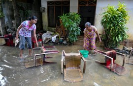 Sri Lanka is dealing with a fresh bout of heavy rain, hampering a clean-up operation after flash floods and landslides