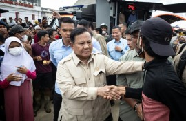 Indonesian President Prabowo Subianto met residents displaced by floods, acknowledging the condititions were 'difficult'