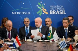 Brazil's President Luiz Inacio Lula da Silva (C) warned about spiraling tensions between Washington and Caracas as he opened a summit of the South American Mercosur bloc