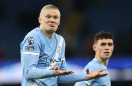 Manchester City striker Erling Haaland (L)