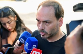 Carlos Bolsonaro showed up at the hospital entrance to "send good energy" to his father