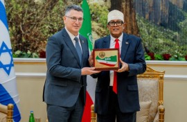 Somaliland's President Abdirahman Abdullahi Mohamed (R) meets with Israel's Foreign Minister Gideon Saar in the breakaway region's capital, Hargeisa