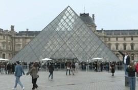 Tourists flock to Louvre despite fare hikes for non-Europeans