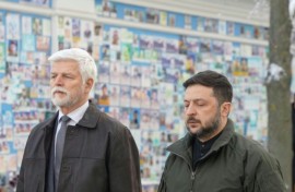 Czech President Petr Pavel (L) and Ukraine's Volodymyr Zelensky pay respects in Kyiv to fallen soldiers