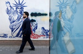 A mural depicting the Statue of Liberty with its torch-bearing arm broken, on the wall of the former US embassy in Tehran