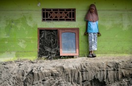In Indonesia's flood-hit Aceh province, families have become increasingly frustrated over authorities' sluggish response