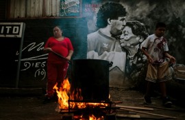 La cocinera María Torres, en el comedor social en el patio de la casa natal del fallecido futbolista Diego Maradona en Villa Fiorito, en la provincia de Buenos Aires, en Argentina, el 9 de abril de 2026