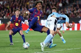 Barcelona's Spanish forward Lamine Yamal (C)