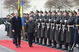 Lithuania's President Gitanas Nauseda (L) and Ukraine's President Volodymyr Zelensky review the military honour guard in Vilnius