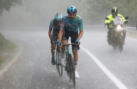An early breakaway in the rain at the Giro on Wednesday