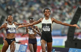 Uganda's Peruth Chemutai (R)
