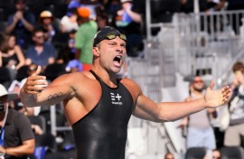 US swimmer Cody Miller rolled back the years to win the 50m men's breaststroke