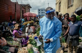 Cousin Kasumbo of the U Report Goma group, explains Ebola to traders in eastern DRC