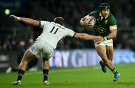 South Africa wing Cheslin Kolbe (R) set to score against England at Twickenham.