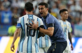 Argentina coach Lionel Scaloni speaks to Lionel Messi during their World Cup quarter-final against Switzerland in Kansas City