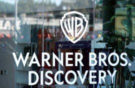 Le logo du studio hollywoodien Warner Bros Discovery à Culver City, le 5 décembre 2025 en Californie