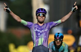 Mauro Schmid (L) outsprinted Harold Tejada (R) to win the Tour de France's 13th stage after the pair broke clear with 16km left
