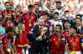 Spain's King Felipe VI (C) lifts the trophy next to Princess Leonor (2nd-L) and Princess Sofia (3rd-L) after winning the 2026 World Cup football tournament final match between Spain and Argentina at East Rutherford