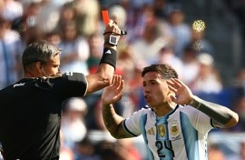 Slavko Vincic shows the red card to Argentina midfielder Enzo Fernandez