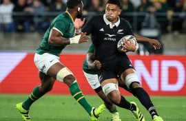 Springbok Siya Kolisi (L) prepares to tackle All Black Tupou Vaa'i during a 2025 Rugby Championship match in Wellington.