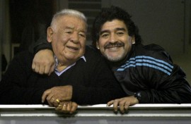 The trial over the death of Argentine football legend Diego Maradona (R) has come to a hold over claims that medical test results presented in court by prosecutors actually belonged to his father, also named Diego (L)
