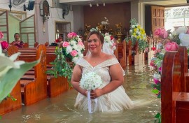 The bride arrived in the church aboard a rickshaw with an elevated chassis, keeping her wedding gown pristine before she got off at the church courtyard