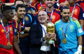 Luis de la Fuente holds the World Cup trophy after Spain beat Argentina in the final in New Jersey