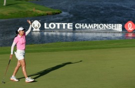 Thailand's Jeeno Thitikul salutes the galleries on the 18th green after clinching victory at the Lotte Championship in Hawaii