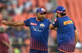 Mahela Jayawardene (L) has stepped down as Mumbai coach