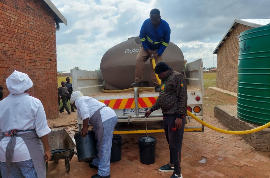 File: Water tankers supplying water to residents. eNCA