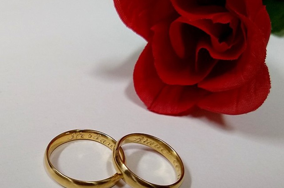 File: A pair of wedding rings. Wikimedia Commons/Mauro Cateb