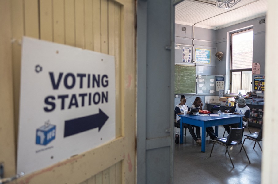 IEC officials wait for voters. AFP/Emmanuel Croset