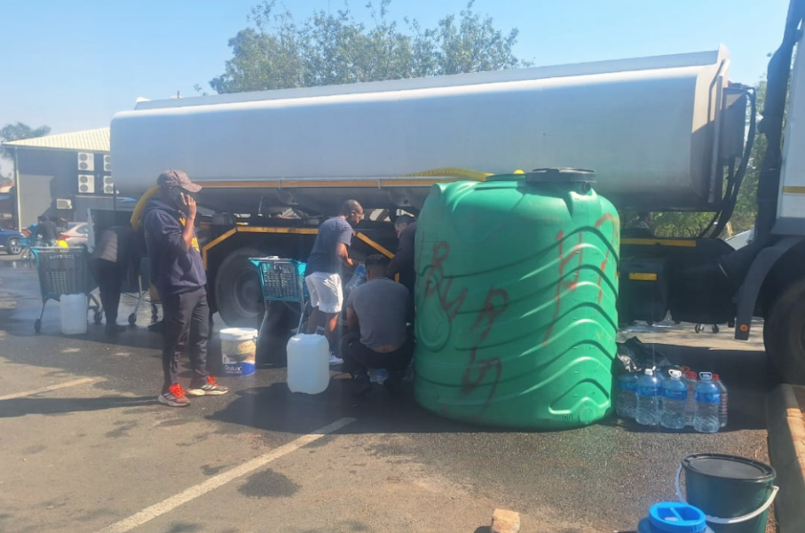Joburg residents fetching water from a roaming tank. eNCA/Bafedile Moerane