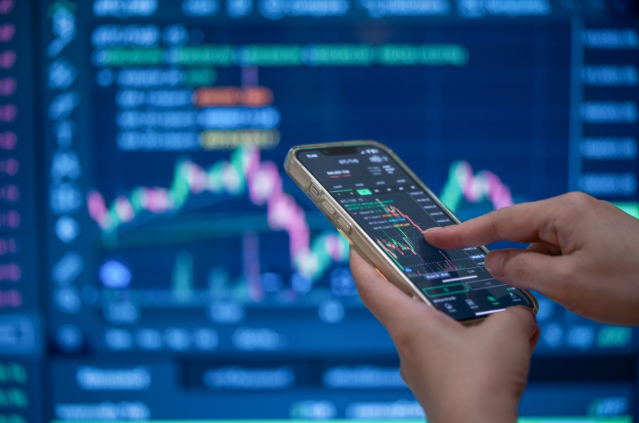 File: Online stock market trading. GettyImages/manusapon kasosod