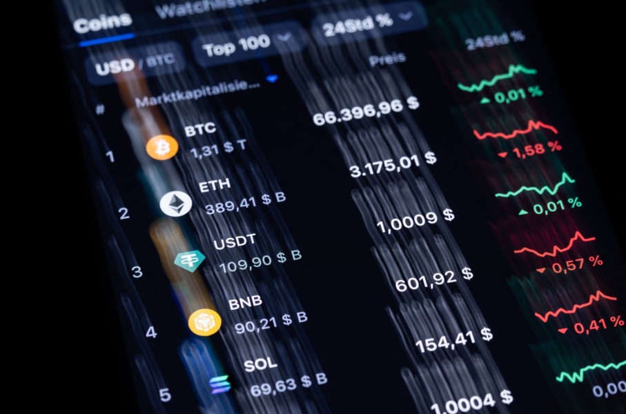 The logos of the cryptocurrencies Bitcoin (BTC), Ethereum (ETH), the stablecoin Tether (USDT), Binance Coin (BNB) and Solana (SOL) can be seen on the trading platform CoinMarcetCap. (Image with longer exposure time).