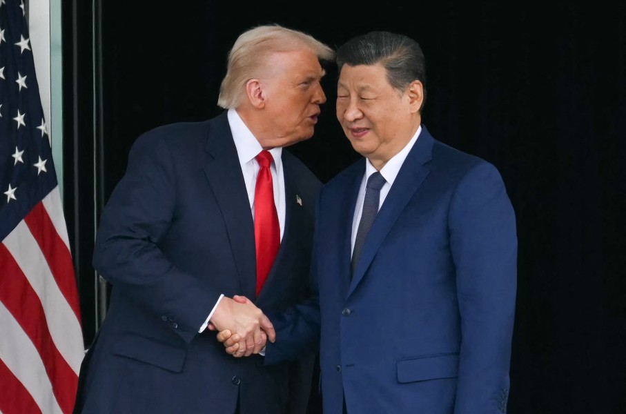 US President Donald Trump (L) and China's President Xi Jinping shake hands as they leave after their talks at the Gimhae Air Base. Photo by Andrew Caballero-Reynolds/ AFP 