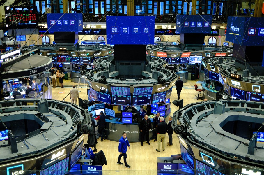 Traders work on the floor of the New York Stock Exchange (NYSE). AFP/Charly Triballeau
