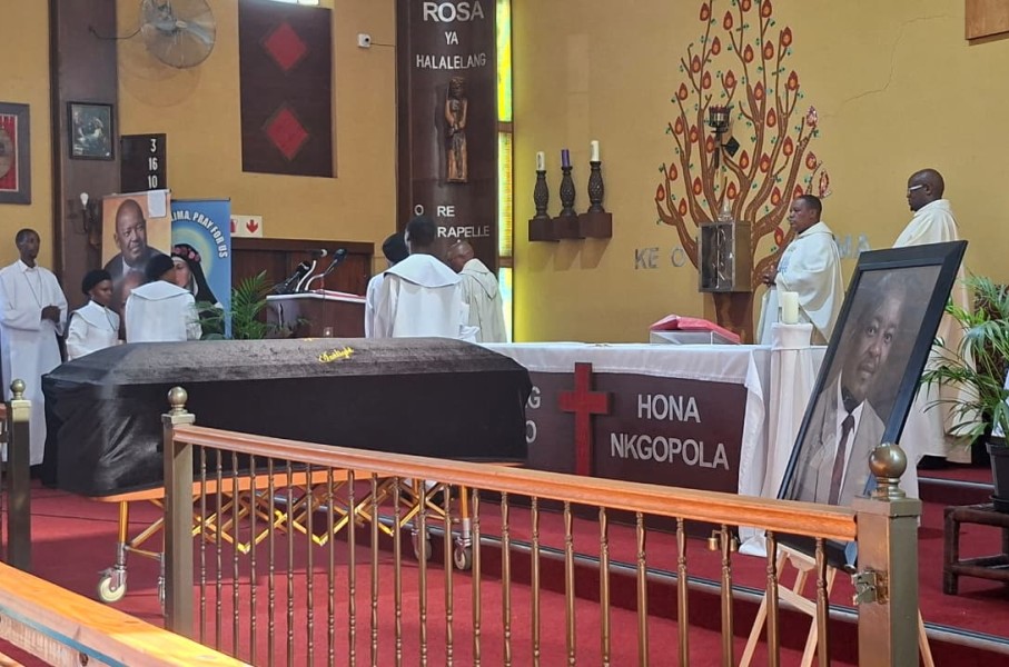 he body of the late former defence minister and COPE leader Mosiuoa Lekota has finally arrived at the St Rose Catholic Church in Bochabela, Bloemfontein. 